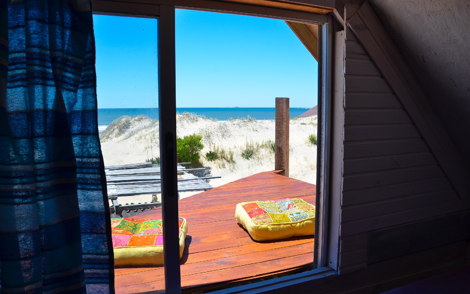 Dormitorio con vista al océano